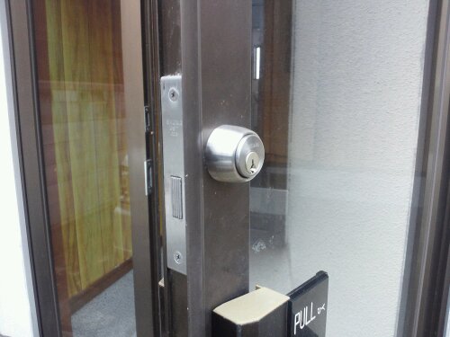 たつの市でテナント店舗の玄関入口　鍵の交換　20120227