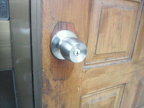 播磨町で玄関の鍵　交換　ドアノブの取替え　20120217