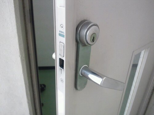 姫路市でテナントビル玄関鍵交換　錠前の取替え　20120215