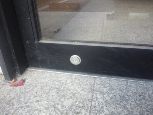 姫路市で貸店舗自動ドアの鍵交換　取替え　20120221