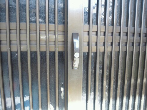 宍粟市で玄関引き戸鍵交換　長年使用で消耗です　20120331