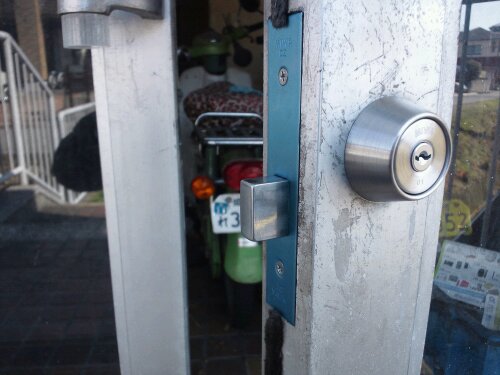 2姫路市で会社の通用口鍵開け　鍵の交換　0120321