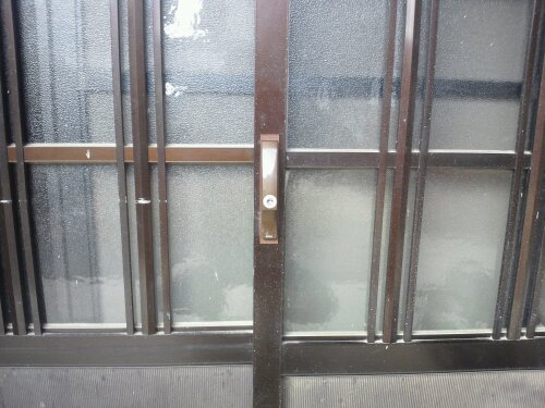 太子町で引き戸の鍵交換　戸車取替え　20120327